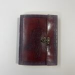 LIbro de piel color marron con relieve atrapasueños