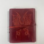Libro de piel color rojo ocre con relieve de dragones