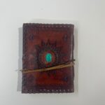 Libro de Piel color marron con gema verde y relieve